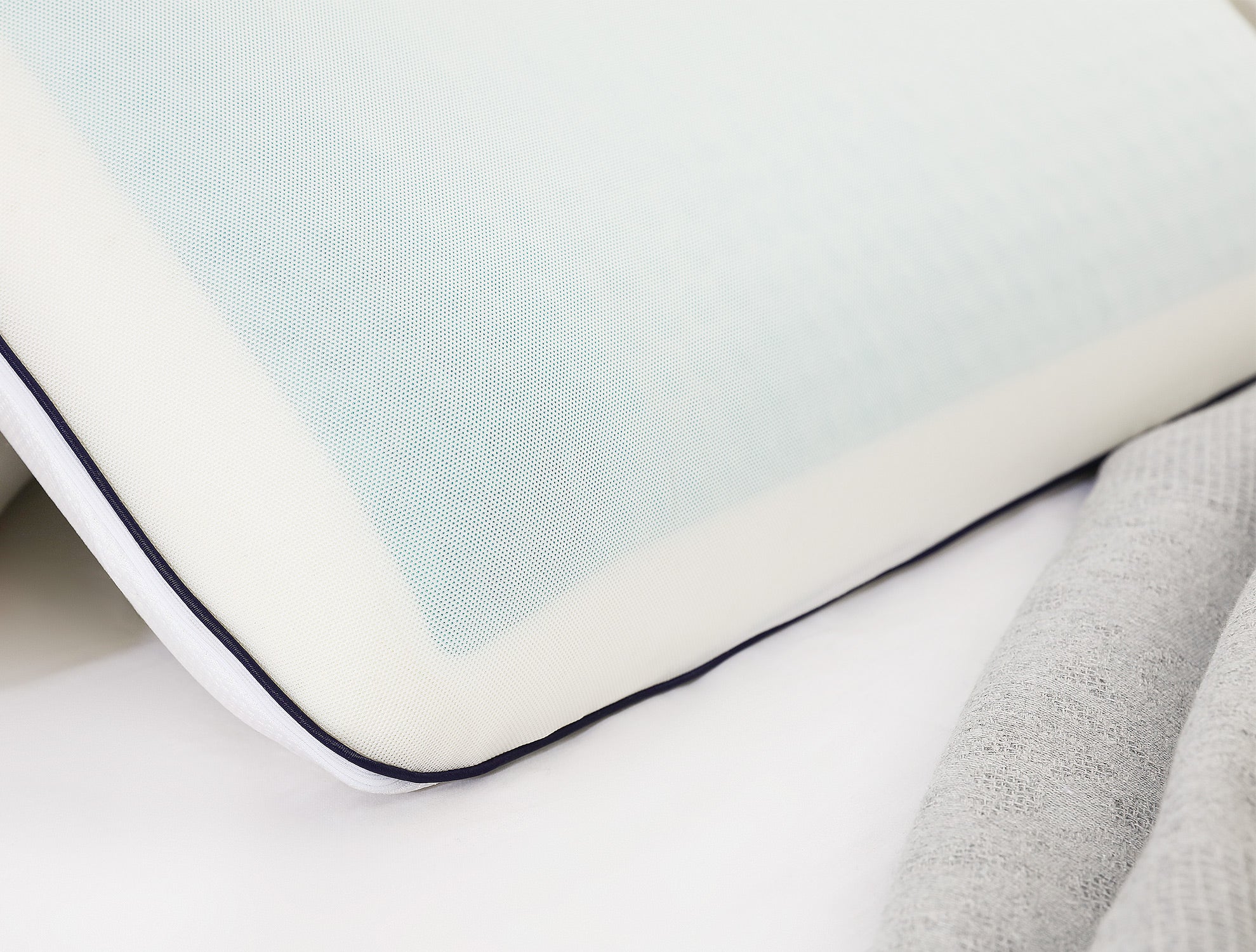 Fuchsia Visco Gel Cooling Pillow - Madame Coco JO