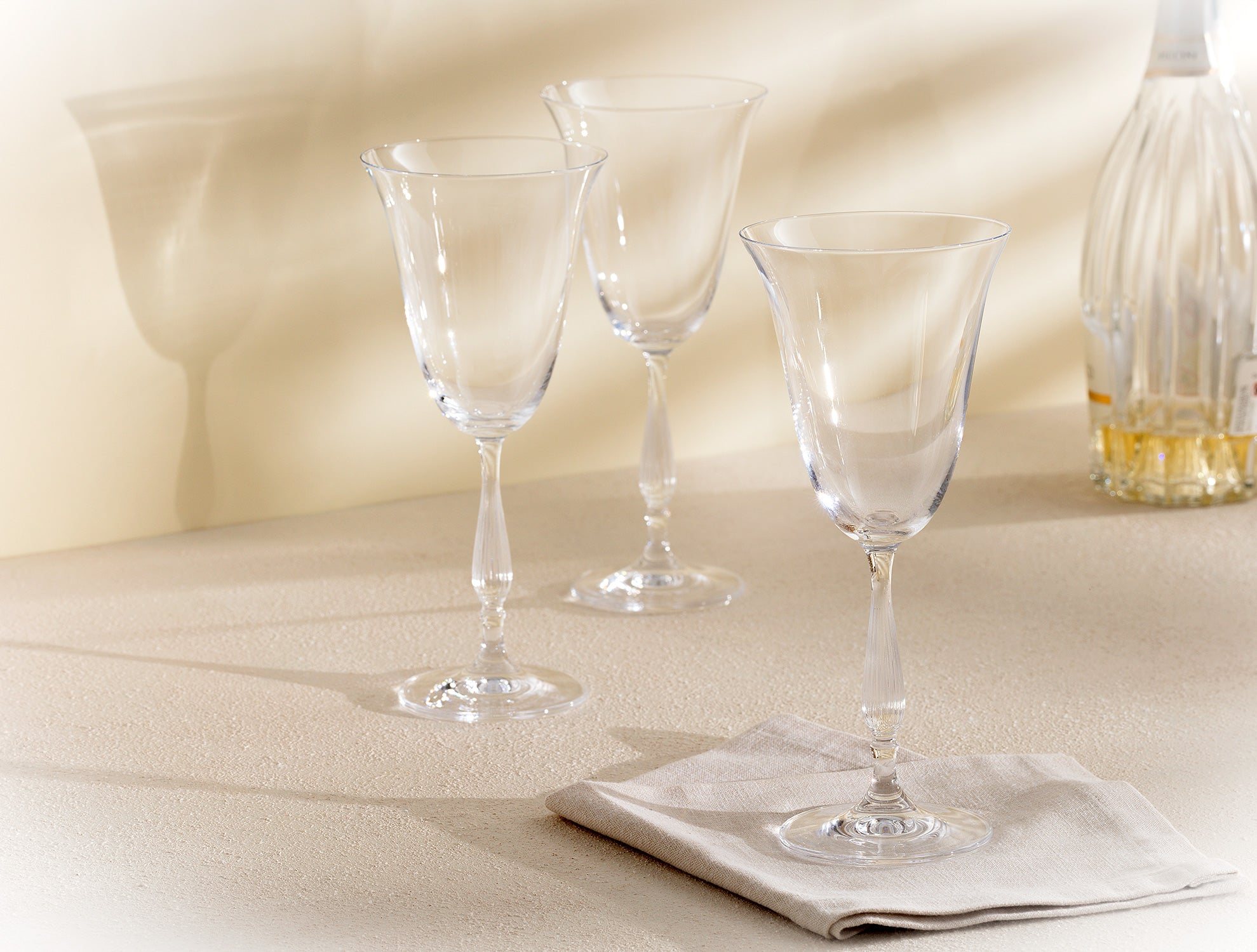 Lucinda 6-piece Crystal Wine Glass Set - Madame Coco JO