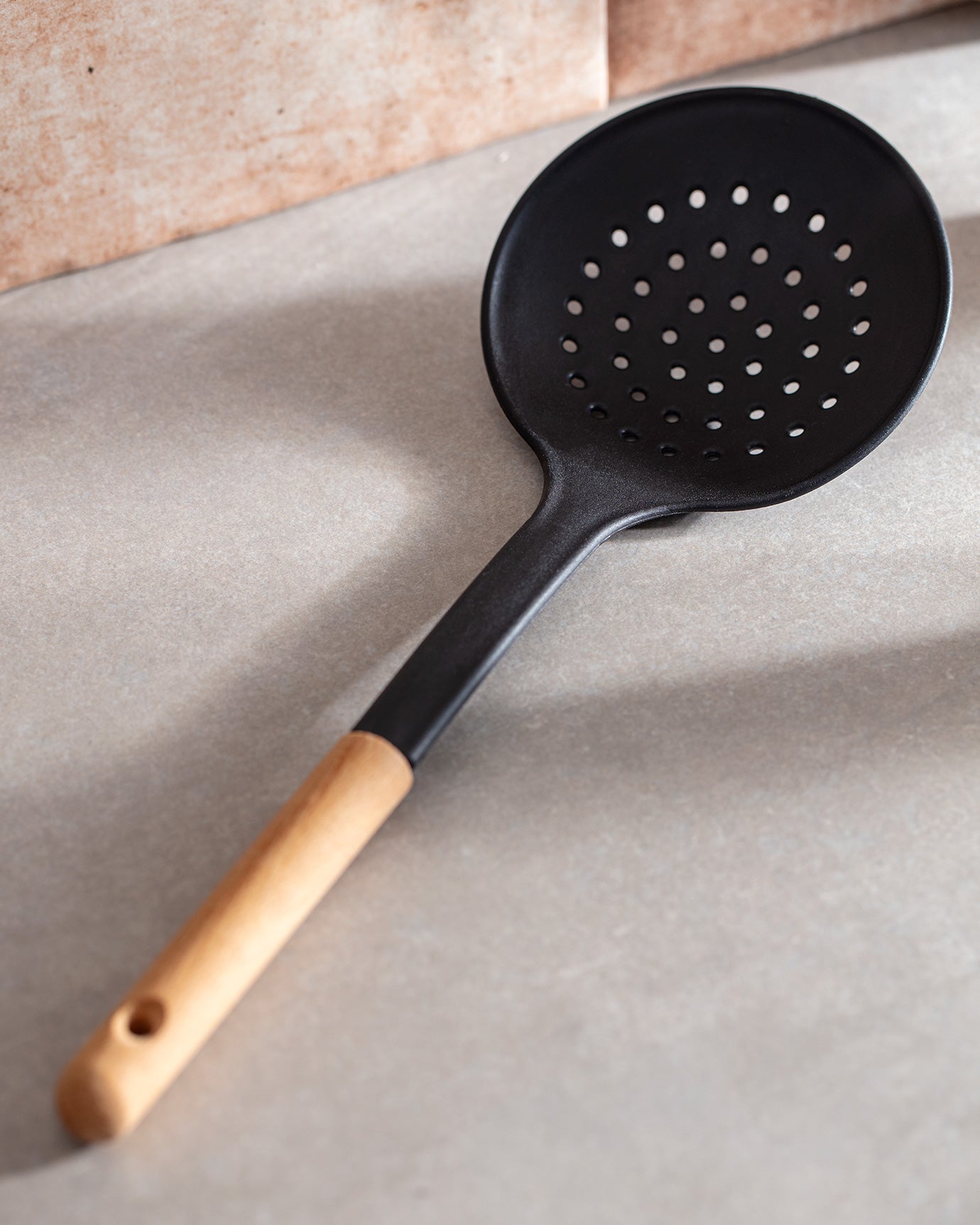 Service Cullender With Wooden Handle - Madame Coco JO
