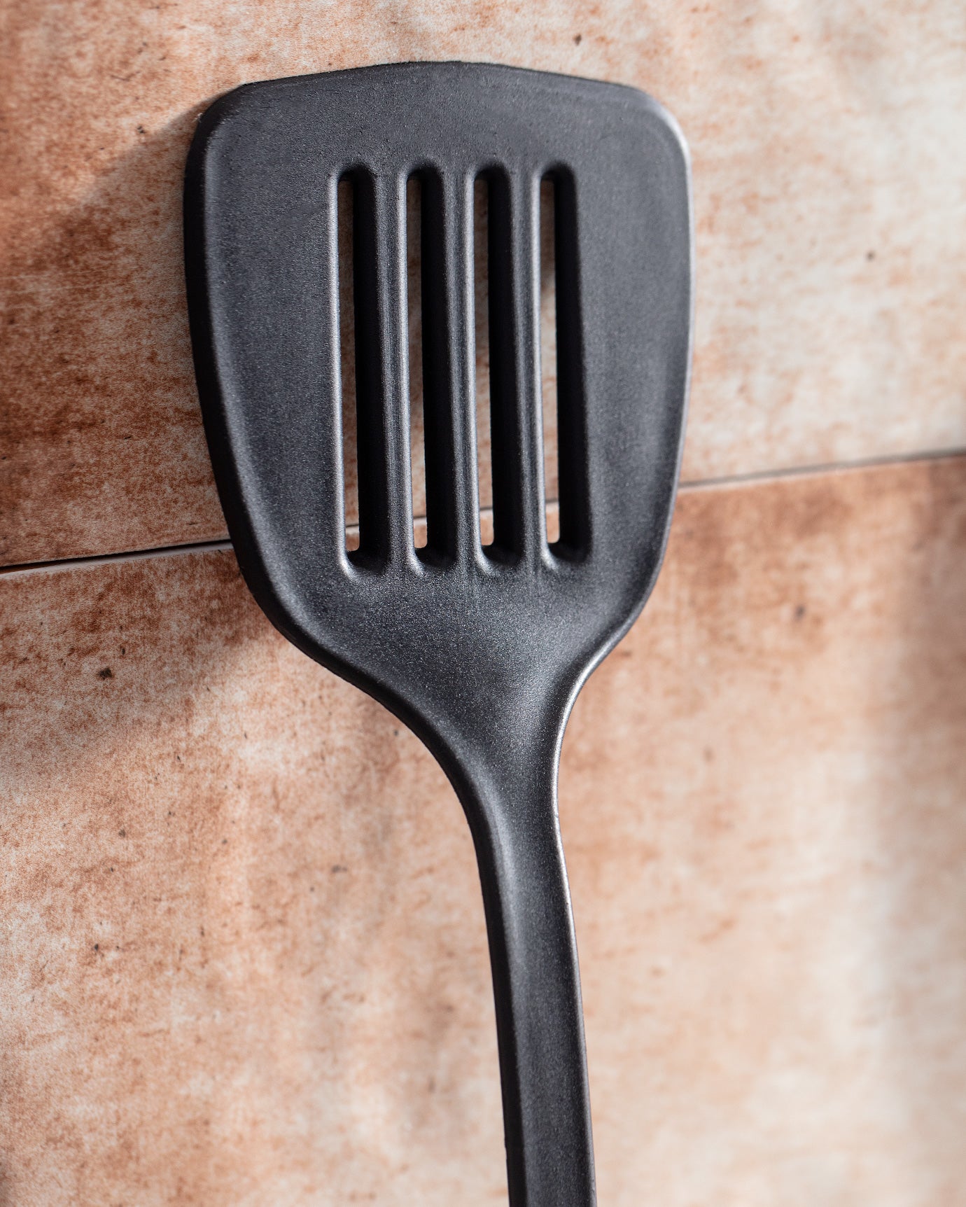 Service Spatula With Wooden Handle - Madame Coco JO