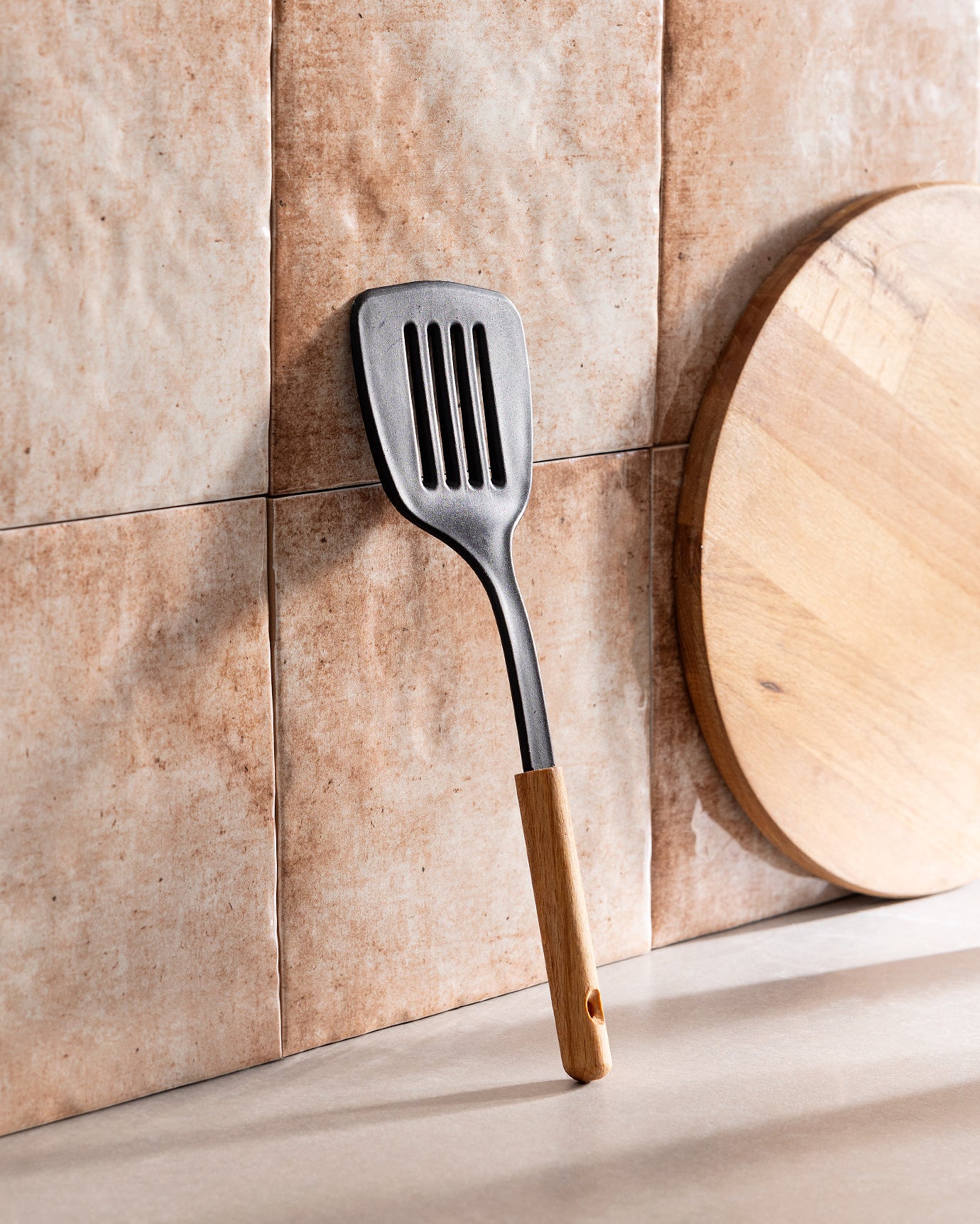 Service Spatula With Wooden Handle - Madame Coco JO
