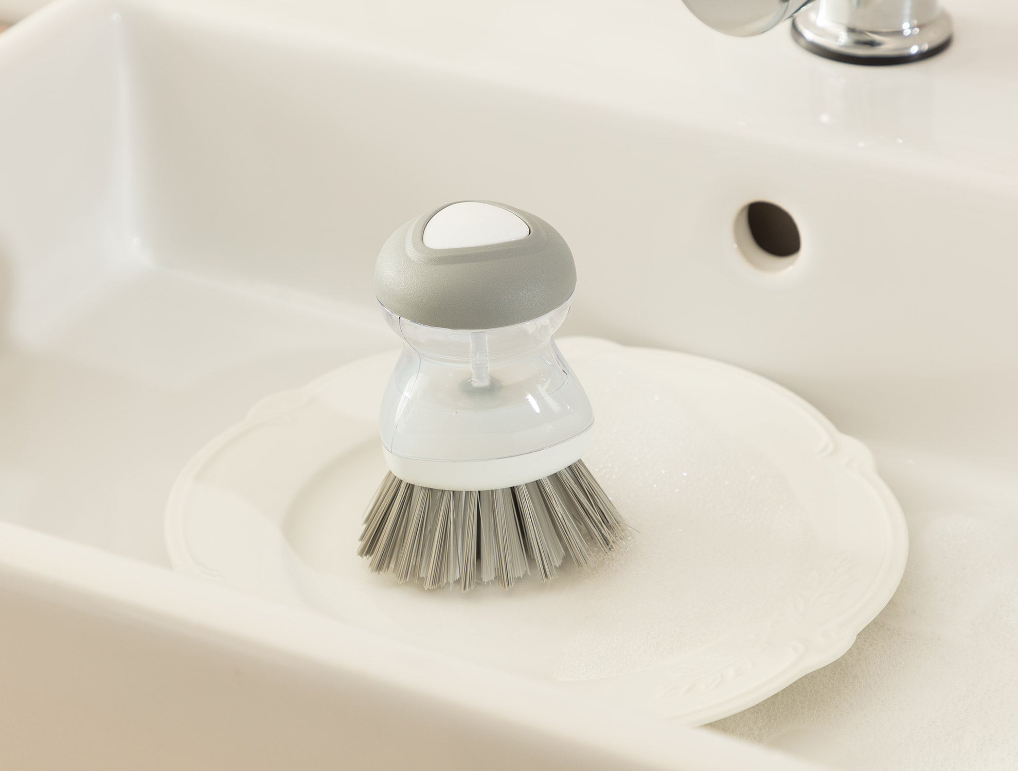 Graque Brush With Detergent Compartment - Madame Coco JO